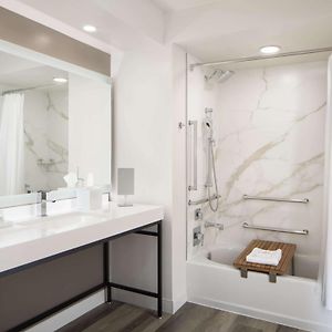 Deluxe King Lanai Roll Shower